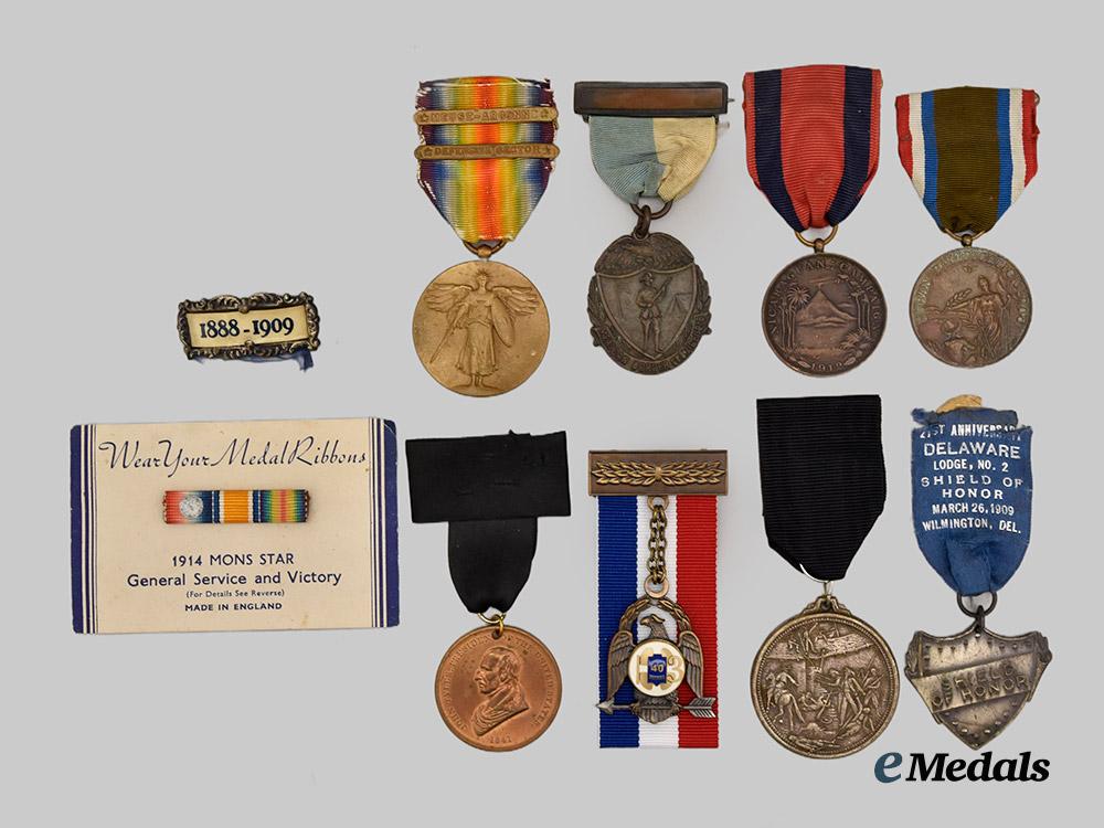 united_states._a_lot_of_miscellaneous_decorations___m_n_c0217