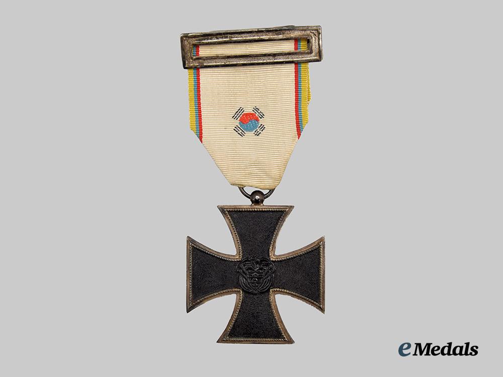 colombia._an_iron_cross_for_korea___m_n_c0217