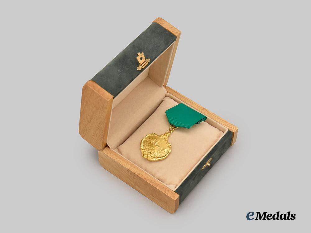 united_kingdom._an_r_m_s_carpathia_medal,_museum_example,_in_case___m_n_c0233