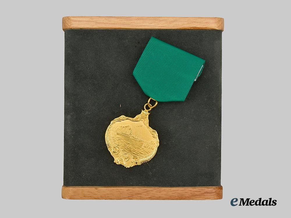 united_kingdom._an_r_m_s_carpathia_medal,_museum_example,_in_case___m_n_c0234