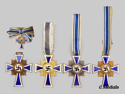 germany,_third_reich._a_lot_of_honour_crosses_of_the_german_mother,_with_cases___m_n_c0333