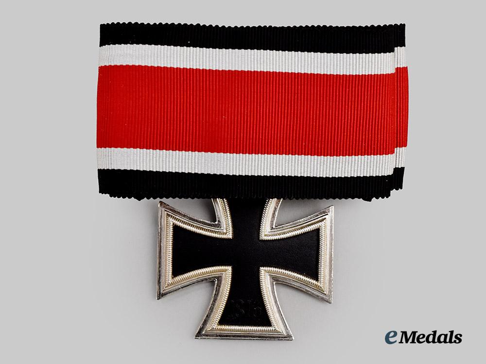 germany,_federal_republic._a_knight’s_cross_of_the_iron_cross_with_oak_leaves_and_swords,_exhibition_example_by_rudolf_souval,_c.1960___m_n_c0405