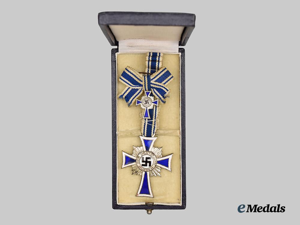 germany,_third_reich._an_honour_cross_of_the_german_mother,_silver_grade_with_miniature_and_case,_by_rudolf_souval___m_n_c0470