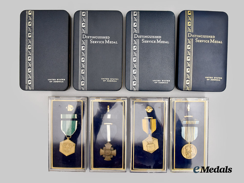 united_states._eight_decorations&_awards_in_case___m_n_c0471