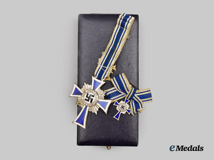 germany,_third_reich._an_honour_cross_of_the_german_mother,_silver_grade_with_miniature_and_case,_by_rudolf_souval___m_n_c0472