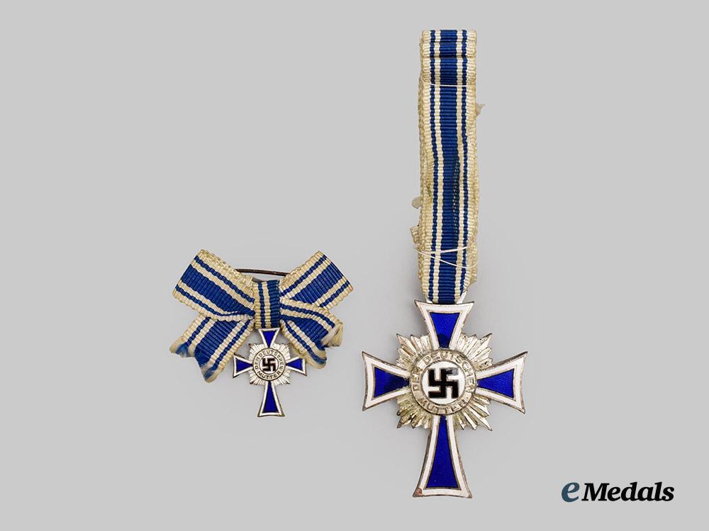 germany,_third_reich._an_honour_cross_of_the_german_mother,_silver_grade_with_miniature_and_case,_by_rudolf_souval___m_n_c0473