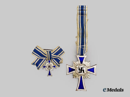 germany,_third_reich._an_honour_cross_of_the_german_mother,_silver_grade_with_miniature_and_case,_by_rudolf_souval___m_n_c0473