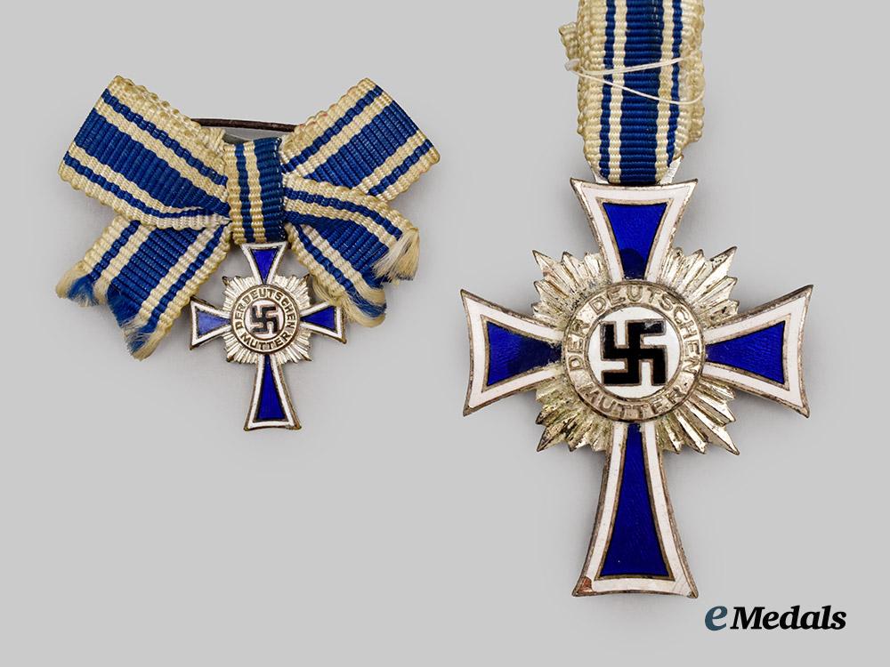 germany,_third_reich._an_honour_cross_of_the_german_mother,_silver_grade_with_miniature_and_case,_by_rudolf_souval___m_n_c0474