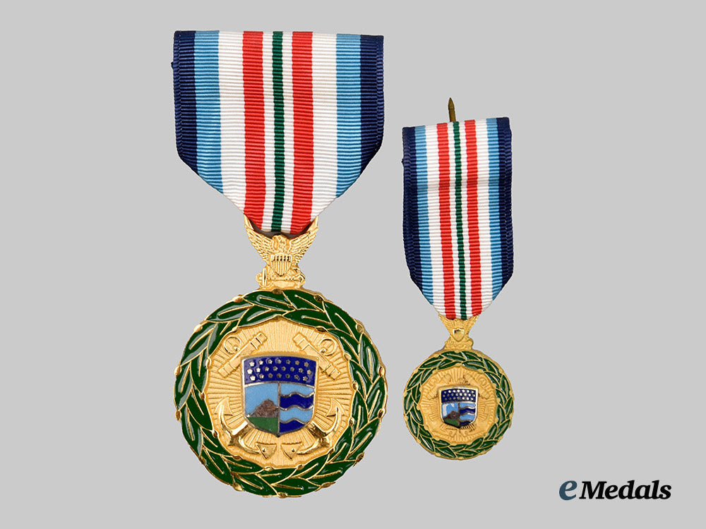 united_states._eight_decorations&_awards_in_case___m_n_c0475