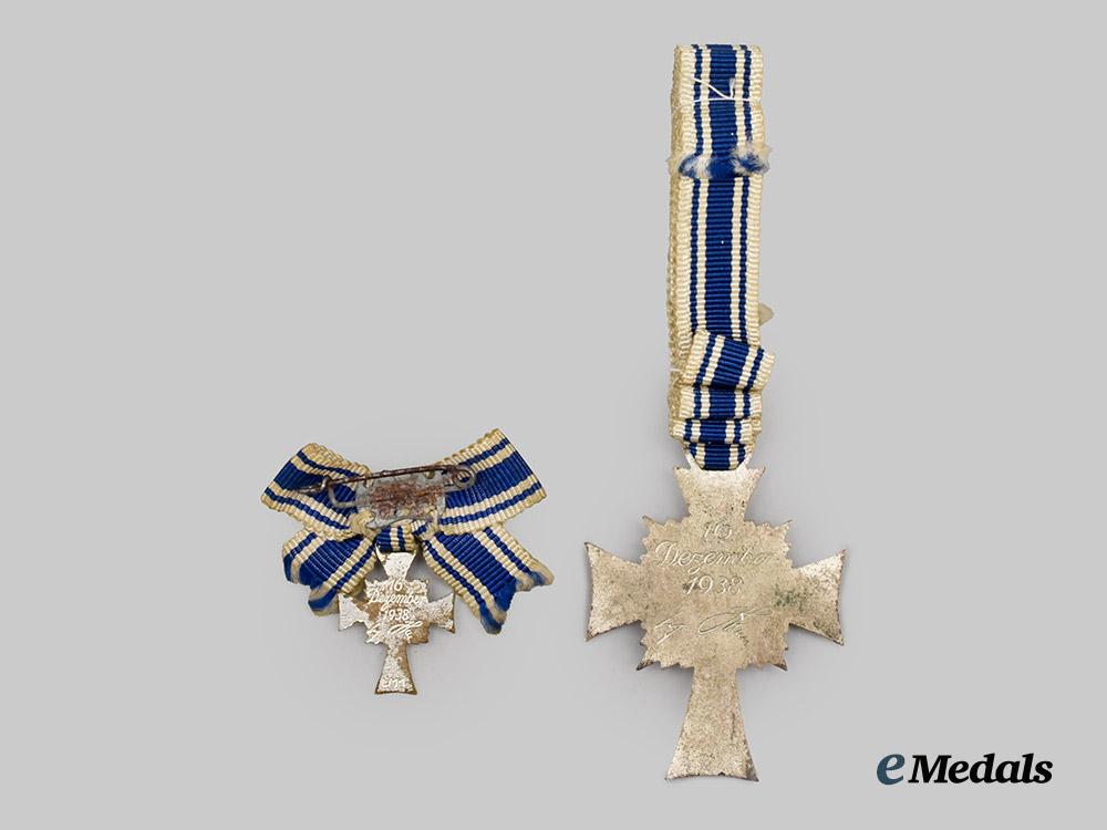 germany,_third_reich._an_honour_cross_of_the_german_mother,_silver_grade_with_miniature_and_case,_by_rudolf_souval___m_n_c0475