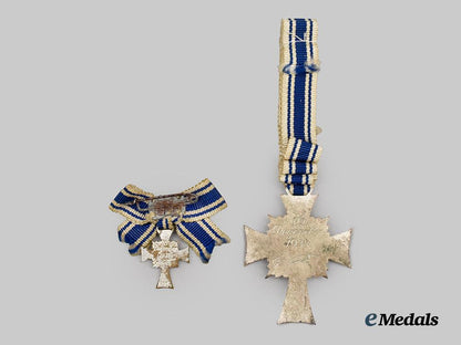 germany,_third_reich._an_honour_cross_of_the_german_mother,_silver_grade_with_miniature_and_case,_by_rudolf_souval___m_n_c0475
