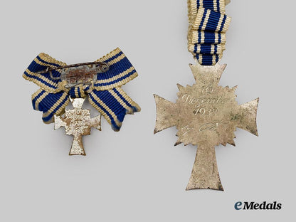 germany,_third_reich._an_honour_cross_of_the_german_mother,_silver_grade_with_miniature_and_case,_by_rudolf_souval___m_n_c0477