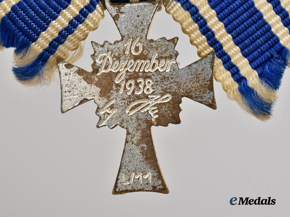 germany,_third_reich._an_honour_cross_of_the_german_mother,_silver_grade_with_miniature_and_case,_by_rudolf_souval___m_n_c0478