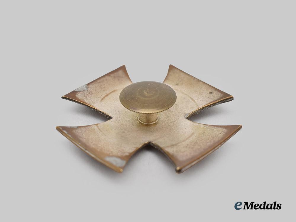 germany,_imperial._a1914_iron_cross_i_class,_brass_frame_screwback_variant___m_n_c0530