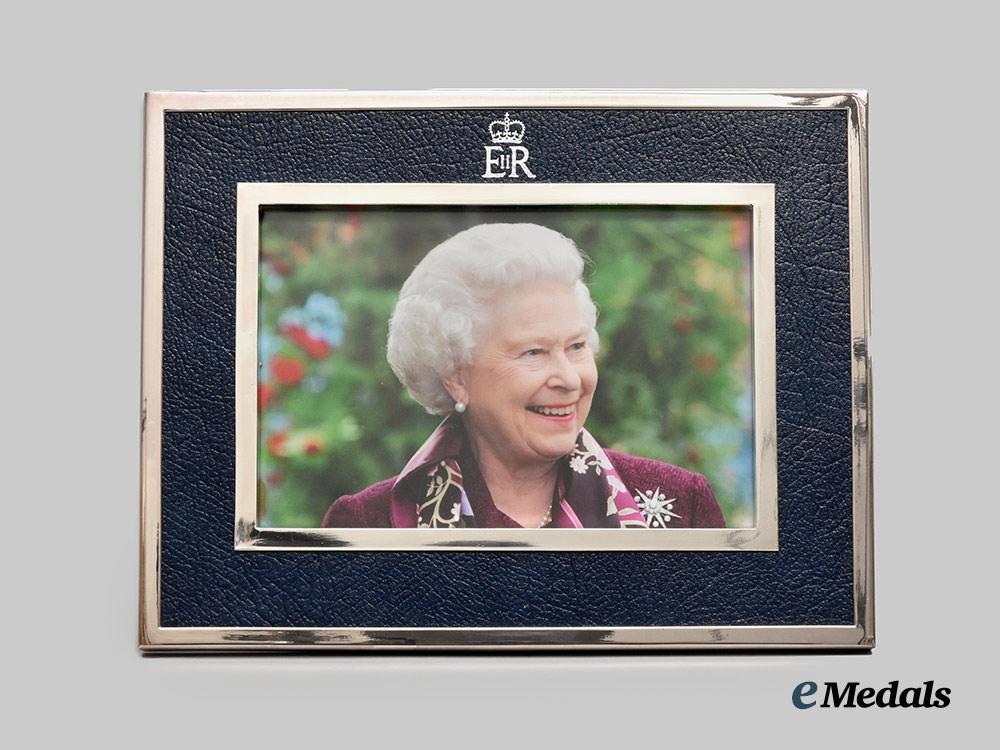 united_kingdom._her_majesty_queen_elizabeth_i_i._christmas2006_gift_of_a_framed_photograph,60th_birthday,_boxed___m_n_c0548