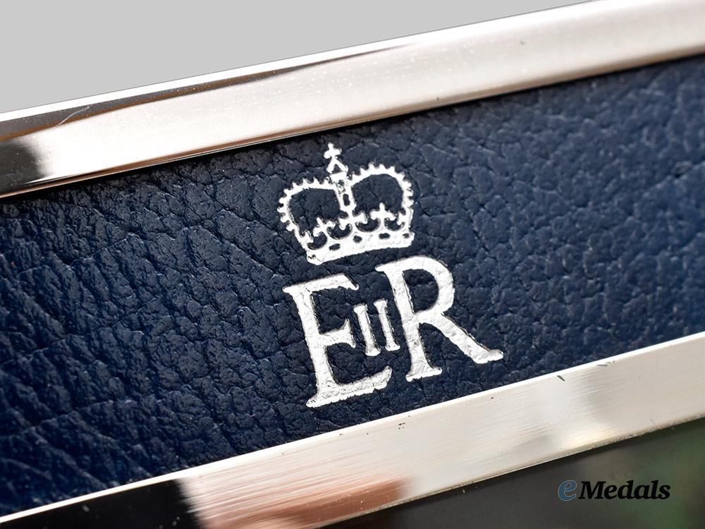 united_kingdom._her_majesty_queen_elizabeth_i_i._christmas2006_gift_of_a_framed_photograph,60th_birthday,_boxed___m_n_c0549
