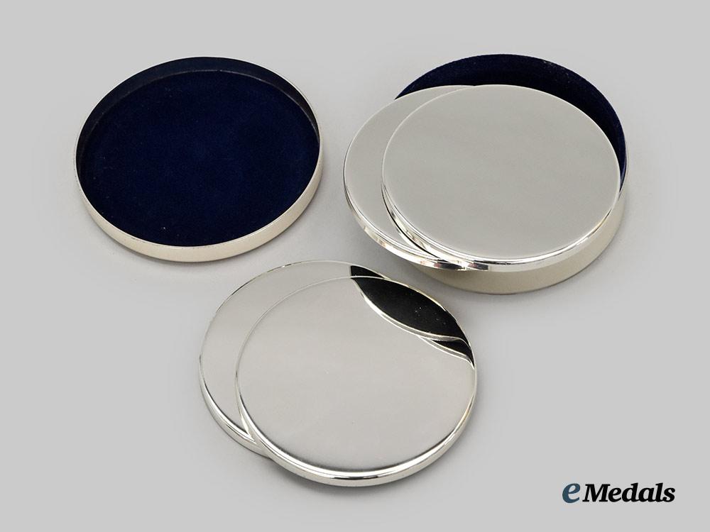 united_kingdom._her_majesty_queen_elizabeth_i_i.2008_christmas_gift_of_a_set_of_coasters,_boxed___m_n_c0573