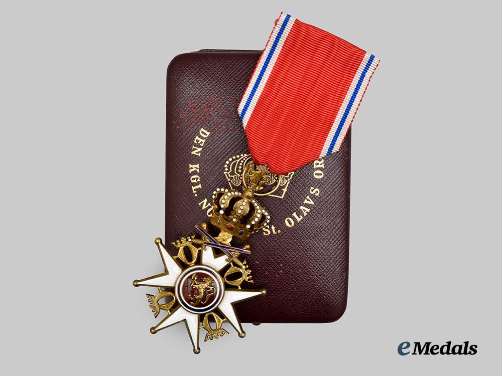 norway,_kingdom._an_order_of_olaf_in_gold,_i_class_knight_with_swords,_c.1920___m_n_c0587