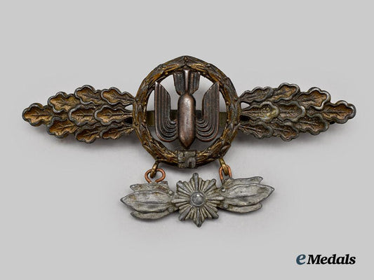 germany,_luftwaffe._a_bomber_clasp,_gold_grade_with_star_pendant,_by_g._h._osang___m_n_c0606