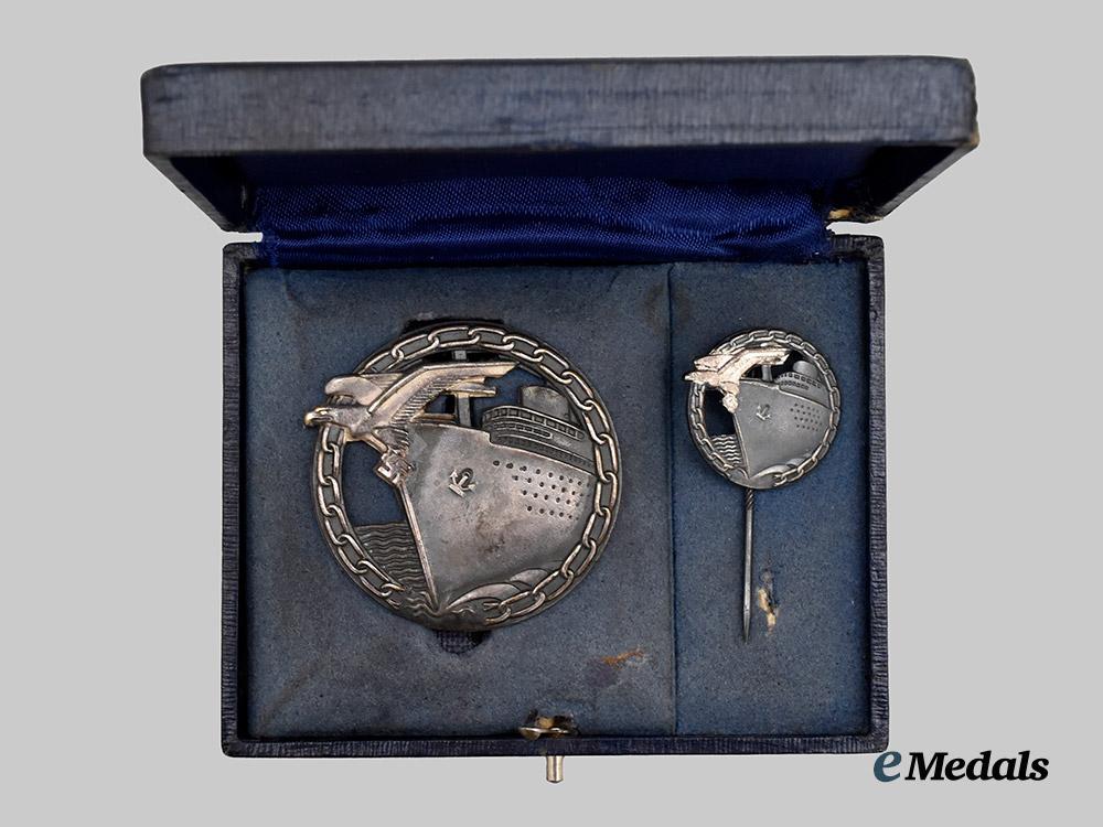 germany,_kriegsmarine._a_block_runner_badge,_with_miniature_and_case,_by_schwerin___m_n_c0737