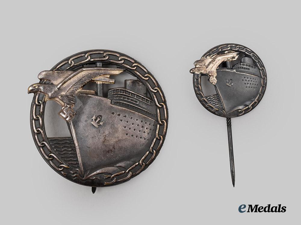 germany,_kriegsmarine._a_block_runner_badge,_with_miniature_and_case,_by_schwerin___m_n_c0739