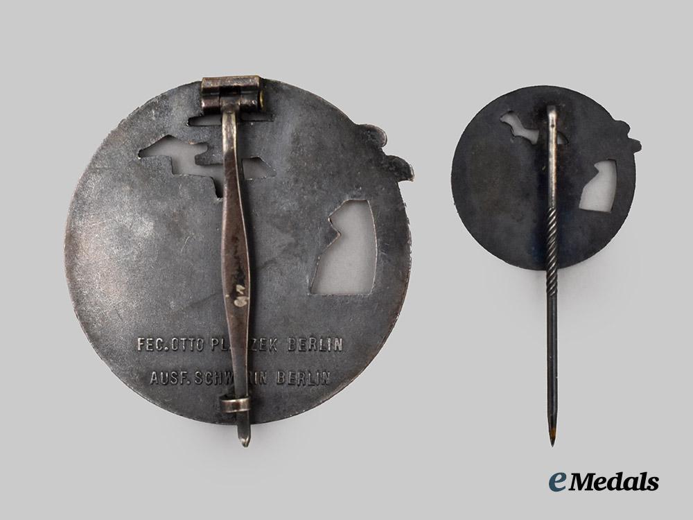 germany,_kriegsmarine._a_block_runner_badge,_with_miniature_and_case,_by_schwerin___m_n_c0740