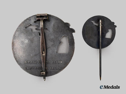 germany,_kriegsmarine._a_block_runner_badge,_with_miniature_and_case,_by_schwerin___m_n_c0740