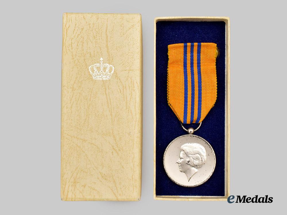 netherlands,_kingdom._a_inauguration_of_queen_beatrix,_april30,1980_medal___m_n_c0796