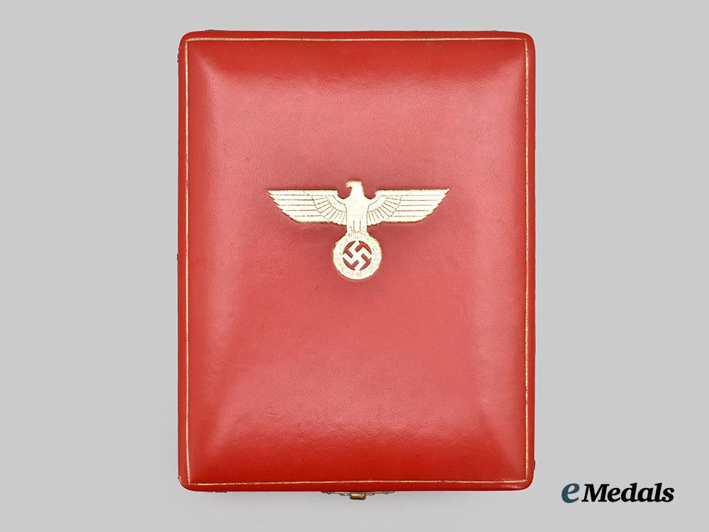 germany,_third_reich._an_order_of_the_german_eagle,_i_i/_i_i_i_class_cross_with_case,_by_gebrüder_godet___m_n_c1028