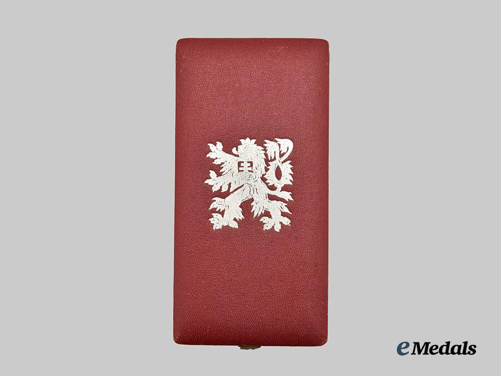 czechoslovakia,_republic._an_order_of_the_white_lion,_i_v_class_officer_by_karnet&_kysely,_in_case___m_n_c1052