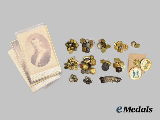 united_states._seventy-_six_veterans_uniform_buttons,_lapel_badges,_insignia_and_three_photographs,_c._nineteenth_century___m_n_c1105