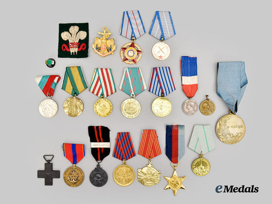 bulgaria,_finland,_france,_italy,_romania,_russia,_soviet_union,_united_kingdom,_united_states,_yugoslavia._lot_of_seventeen_medals_and_three_assorted_items___m_n_c1173