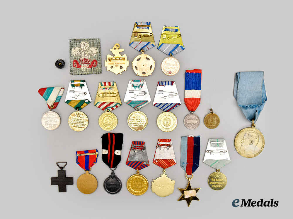 bulgaria,_finland,_france,_italy,_romania,_russia,_soviet_union,_united_kingdom,_united_states,_yugoslavia._lot_of_seventeen_medals_and_three_assorted_items___m_n_c1174