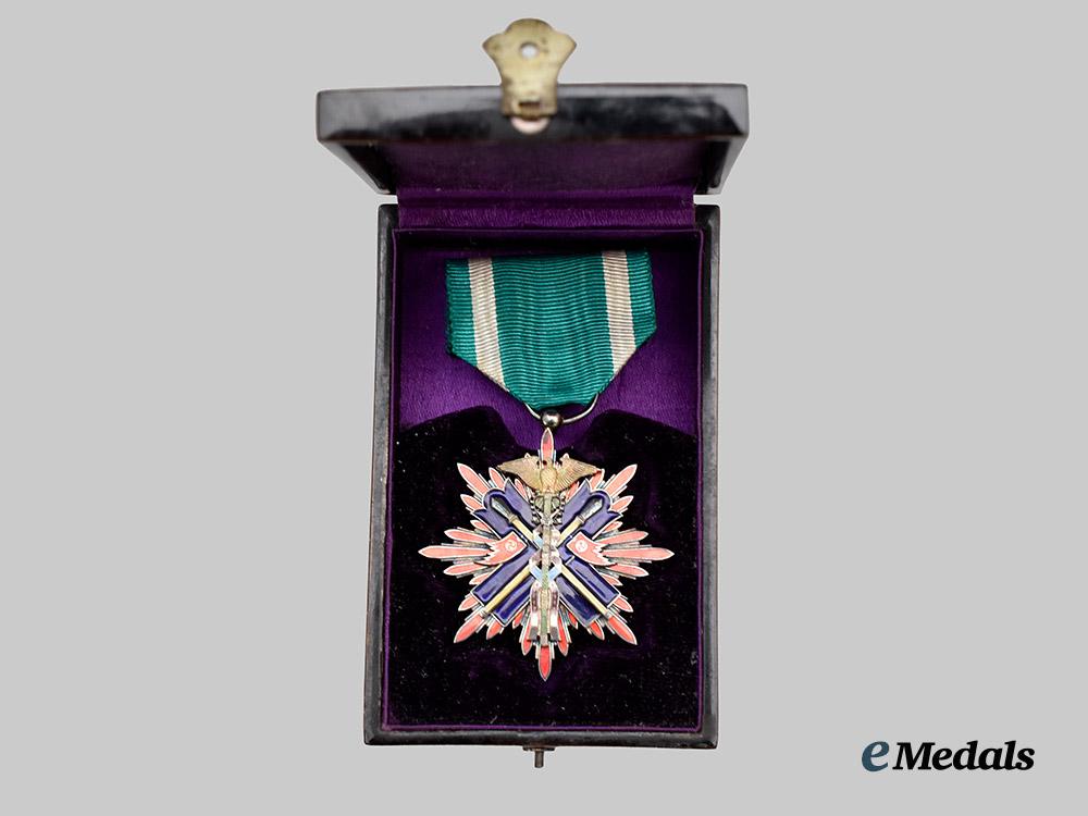 japan,_imperial._an_order_of_the_golden_kite,_v_class_in_case___m_n_c1182