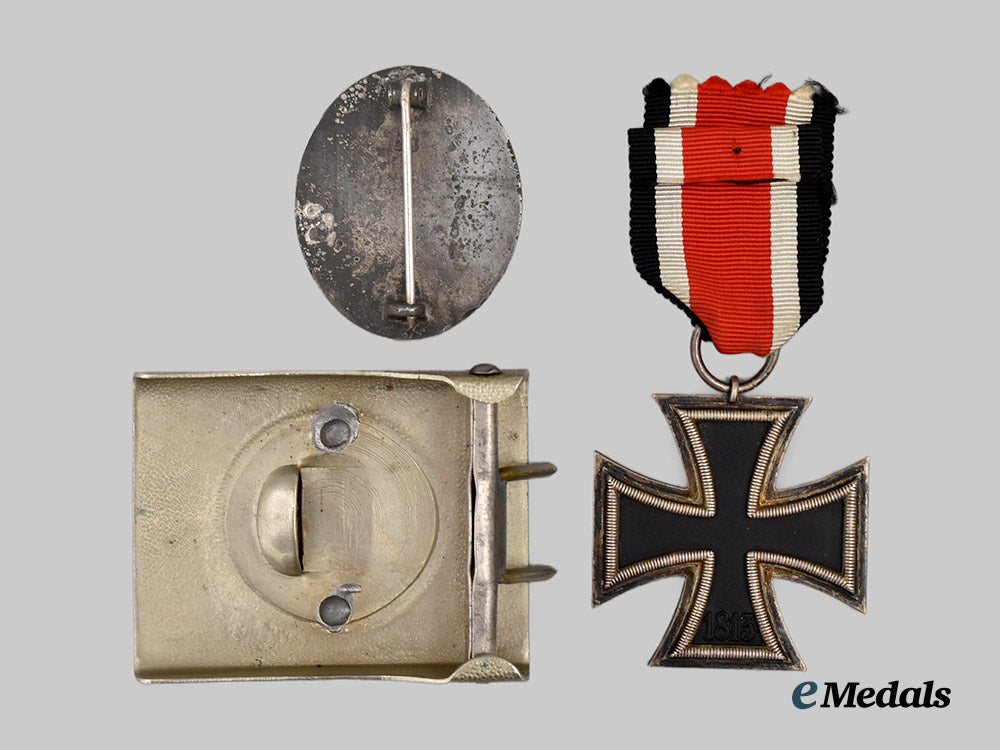 germany,_wehrmacht._an_enlisted_personnel_belt_buckle,_with_service_awards___m_n_c1225