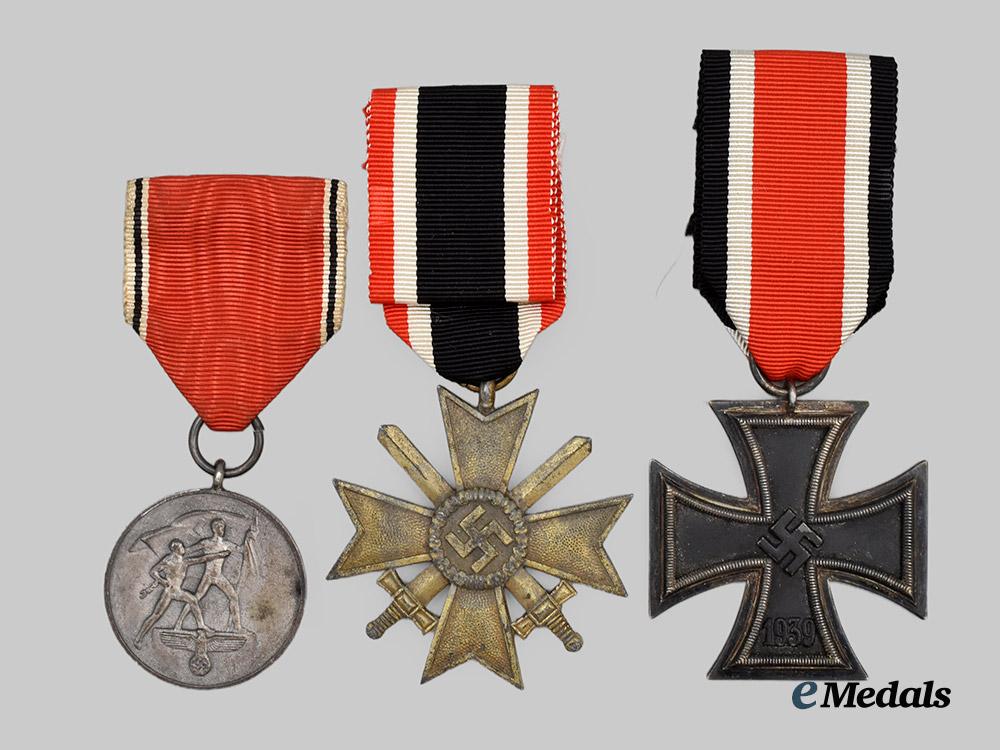 germany,_wehrmacht._a_mixed_lot_of_combat_and_occupation_awards___m_n_c1236