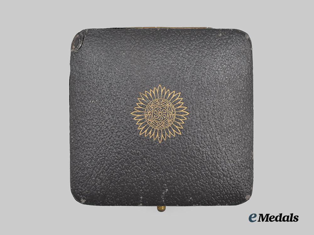 germany,_wehrmacht._an_eastern_peoples_merit_decoration,_i_class_in_gold_with_case,_by_wächtler&_lange___m_n_c1267