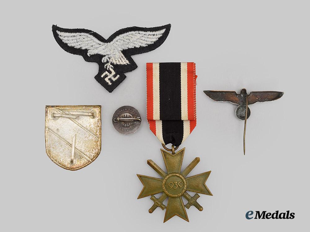 germany,_wehrmacht._a_lot_of_insignia_and_decorations___m_n_c1299