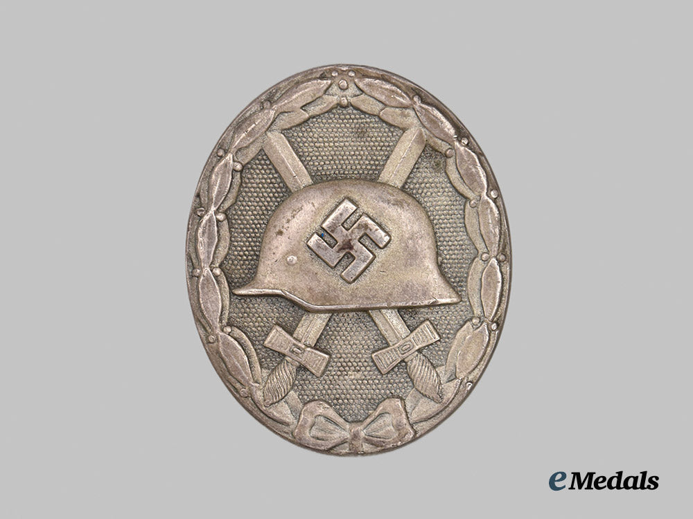 germany,_wehrmacht._a_silver_grade_wound_badge,_with_case,_by_b._h._mayer___m_n_c1375