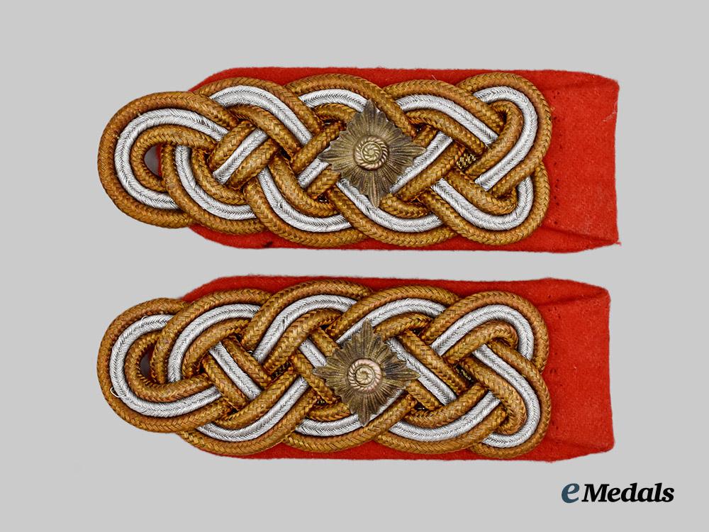 germany,_wehrmacht._a_set_of_generalleutnant_shoulder_boards___m_n_c1532