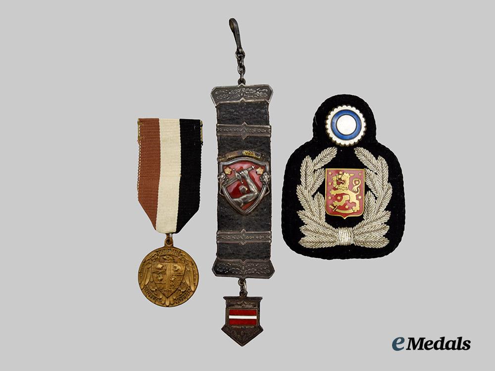 latvia,_finland._a_mixed_lot_of_insignia___m_n_c1565