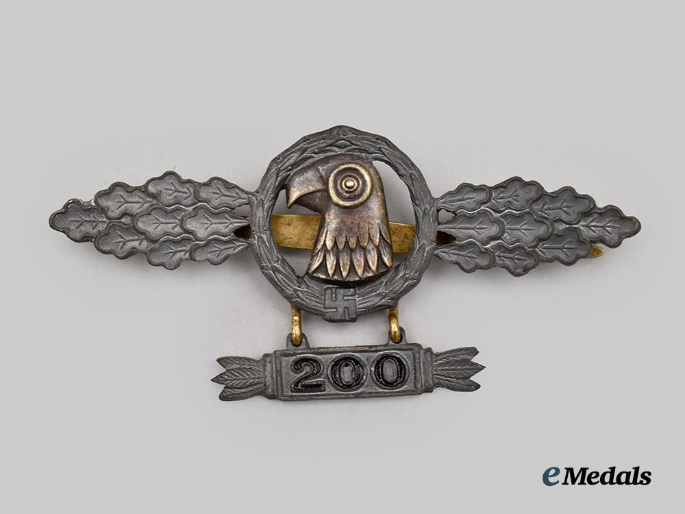 germany,_luftwaffe._a_rare_reconnaissance_clasp,_gold_grade_with200_pendant,_by_brüder_schneider___m_n_c1675