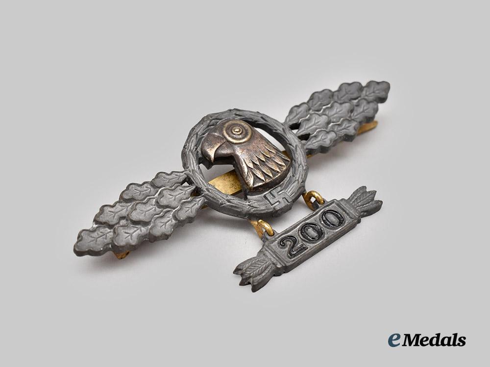 germany,_luftwaffe._a_rare_reconnaissance_clasp,_gold_grade_with200_pendant,_by_brüder_schneider___m_n_c1676