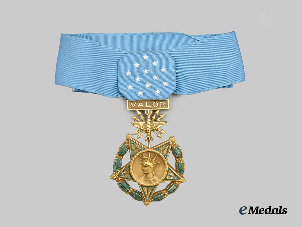united_states._an_air_force_medal_of_honor,_cased___m_n_c1752