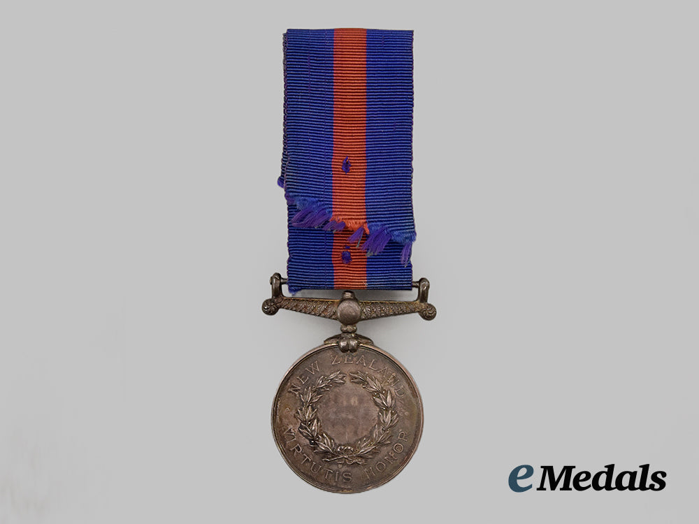 united_kingdom._an1860_new_zealand_war_medal,_tar._mil._settlers.___m_n_c1879