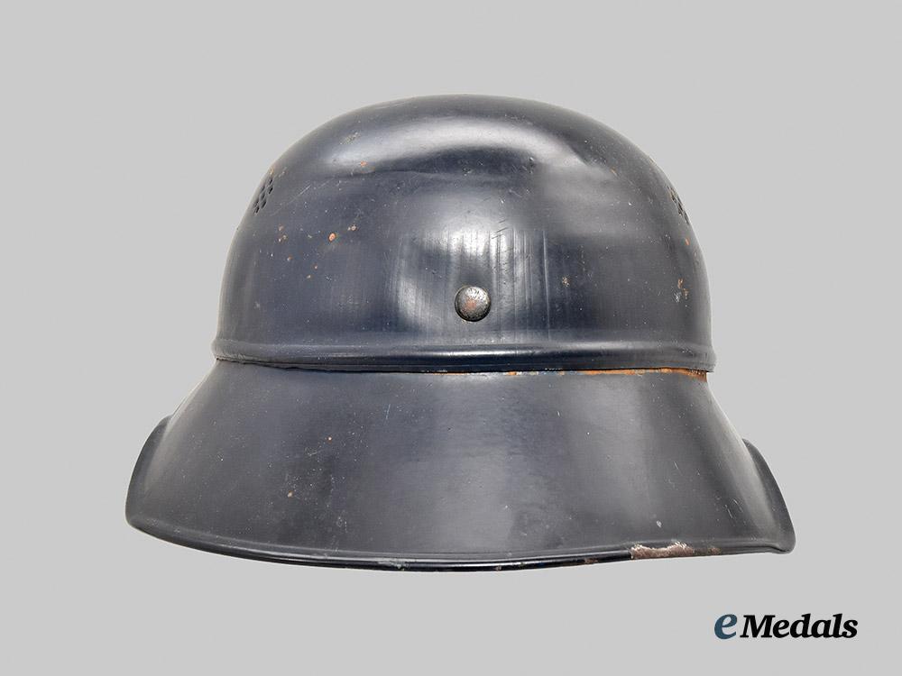 germany,_third_reich._a_luftschutz_gladiator_helmet,_late-_war_three-_piece_version___m_n_c1923