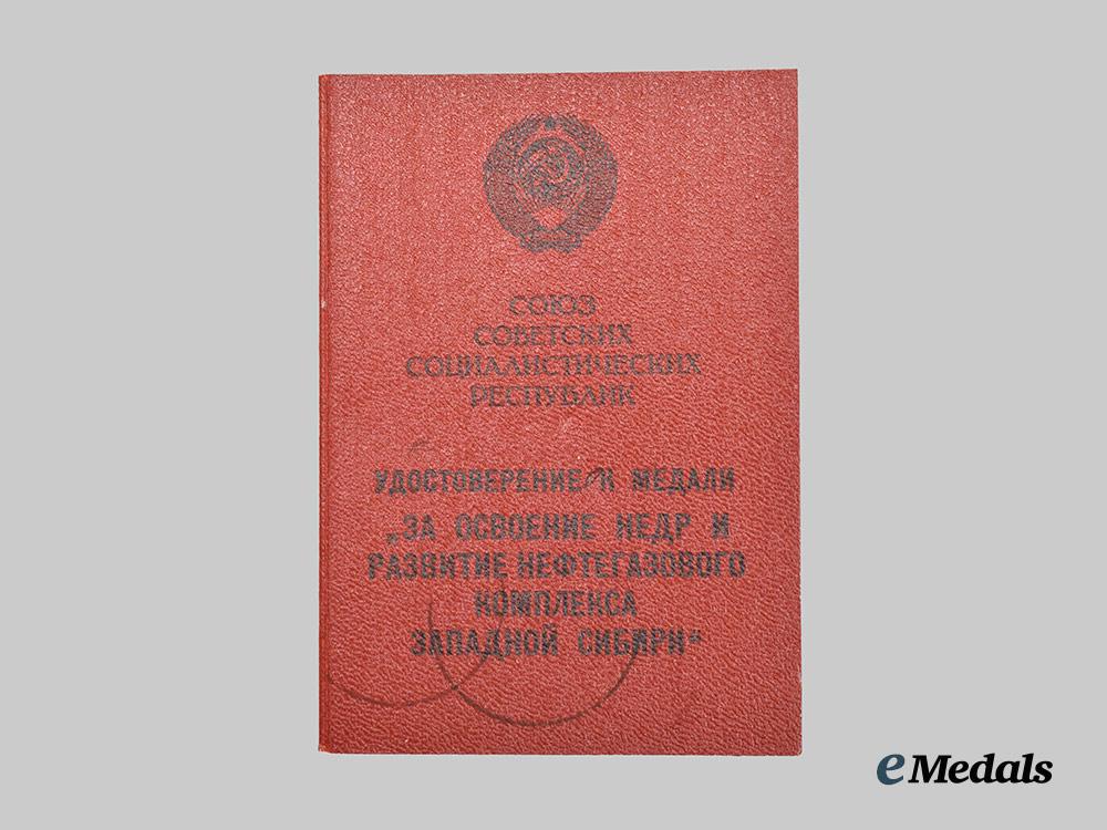 russia,_soviet_union._a_medal“_for_the_tapping_of_the_subsoil_and_expansion_of_the_petrochemical_complex_of_western_siberia”&_award_booklet,_c.1978___m_n_c1931