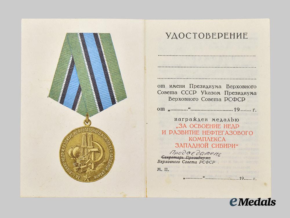 russia,_soviet_union._a_medal“_for_the_tapping_of_the_subsoil_and_expansion_of_the_petrochemical_complex_of_western_siberia”&_award_booklet,_c.1978___m_n_c1933