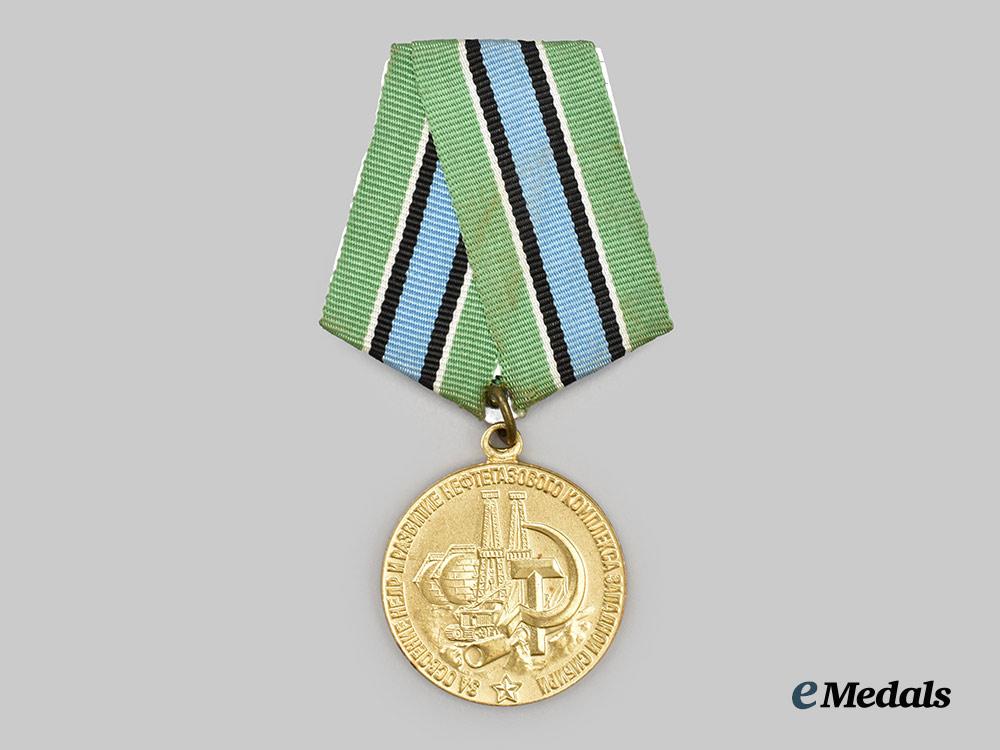 russia,_soviet_union._a_medal“_for_the_tapping_of_the_subsoil_and_expansion_of_the_petrochemical_complex_of_western_siberia”&_award_booklet,_c.1978___m_n_c1935