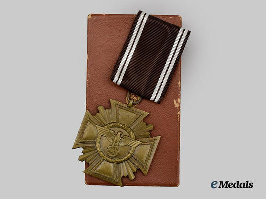 germany,_n_s_d_a_p._a_long_service_award,_i_i_i_class_for10_years_with_case,_by_förster&_barth___m_n_c2205